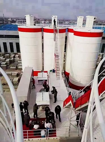 顺高空压机助力宜“楼顶静心喝茶”的三一C10搅拌站